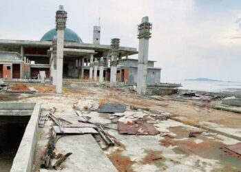 PEMBINAAN masjid terapung berharga RM15 juta yang terbengkalai di Kampung Ruat, Yan, Kedah.  
–UTUSAN/OTHMAN YAHAYA