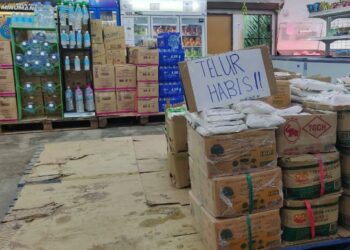 SEORANG peniaga meletakkan pemberitahuan ketiadaan bekalan telur di sebuah 
kedai runcit di Ulu Melaka, Langkawi semalam.- UTUSAN/NUR AMALINA AZMAN