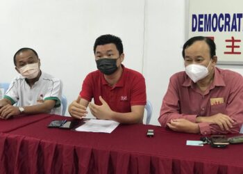 TAN Wooi Perng (tengah) dalam sidang akhbar mengenai  industri penternakan ayam yang beroperasi dalam keadaan kos melebihi harga jualan bersama Alex Ding Seng Huat (kiri) dan Ngeh Koo Ham di Ayer Tawar dekat Lumut hari ini. - UTUSAN/SHAMSUL KAMAL AMARUDIN