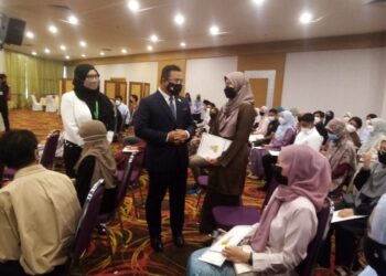 AMIRUDIN Shari (tiga dari kiri) beramah mesra dengan salah seorang penerima pinjaman pendidikan daripada kerajaan negeri di SUK Selangor, Shah Alam, Selangor hari ini. - UTUSAN / MOHAMAD NAUFAL MOHAMAD IDRIS