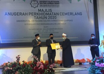 SAIFUL Edris Zainuddin (tengah) menyampaikan watikah lantikan sebagai Felo Hadis Universiti Islam Pahang Sultan Ahmad Shah (UniPSAS) kepada Sheikh Dr. Abdel Karim Elsayed Elbadawi Ahmad Soliman Al-Nadawi (dua, kanan) dan turut diperhatikan Dr. Mohd. Zawavi Zainal Abidin (kiri) di Majlis Anugerah Perkhidmatan Cemerlang 2020, di Auditorium UniPSAS di Kuantan, Pahang. - UTUSAN/DIANA SURYA ABD WAHAB