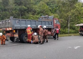 ANGGOTA bomba mengeluarkan mangsa yang tersepit di bawah lori dalam kejadian di Jalan Persiaran Ilmu berhampiran simpang Desa Kasia di Nilai, Seremban pagi tadi.
