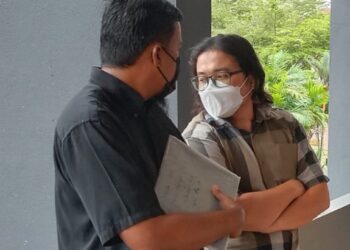 ABDUL Rahman Abdollah (kanan) didenda RM10,000 selepas mengaku bersalah terhadap dua tuduhan menghantar komunikasi palsu, di Mahkamah Sesyen Teluk Intan hari ini. - UTUSAN/SHAMSUL KAMAL AMARUDIN