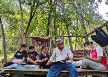 NASIB sebuah keluarga di Sabah yang terpaksa  mengikuti sesi PdPR di kawasan ladang getah di Kampung Kopozon Gana, Papar.