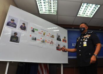 KAMARUL Zaman Mamat menunjukkan carta penyebaran video bogel dan tangkapan suspek dalam Op Bugil pada sidang akhbar di IPK Johor di Johor Bahru. -UTUSAN/ RAJA JAAFAR ALI