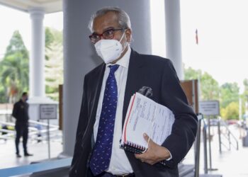 MUHAMMAD Shafee Abdullah hadir di Mahkamah Tinggi Kuala Lumpur untuk perbicaraan kes pengubahan wang haram RM9.5 juta. - UTUSAN/FARIZ RUSADIO