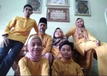 GAMBAR Nur Dini Ezrin (kanan) bersama keluarganya termasuk kedua ibu bapanya yang telah meninggal dunia.