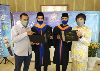 MUHAMMAD Aidil Mohamad Fazli (dua dari kanan) dan Muhammad Fitri Mohamad Fazli (dua dari kiri bersama ibu bapa mereka pada Majlis Konvokesyen Kolej Vokasional Ampangan Ke-6 di Seremban hari ini.-UTUSAN/NOR SHAFAWATI YUP
