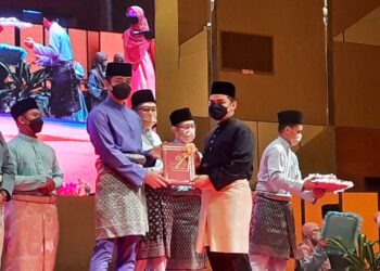 TENGKU HASSANAL Ibrahim Alam Shah Al-Sultan Abdullah Ri’ayatuddin Al-Mustafa Billah Shah (depan, kiri) mencemar duli hadir menyampaikan anugerah Majlis Penyampaian Anugerah Kecemerlangan dan Khatam Hafazan Al-Quran Maahad Tahfiz Negeri Pahang 202 di Hotel Zenith di Kuantan, Pahang. - UTUSAN/ DIANA SURYA ABD WAHAB