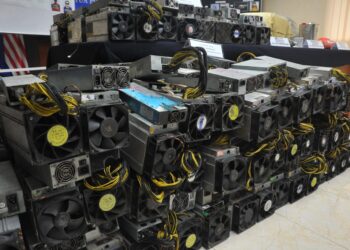 KEGIATAN perlombongan bitcoin yang mencuri arus elektrik berjaya ditumpaskan polis pada sidang akhbar di IPK Johor di Johor Bahru. - UTUSAN/RAJA JAAFAR ALI