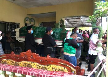 RAKAN sekerja dan penduduk membantu mengusung jenazah Muhamad Hazri Asliyas ke Tanah Perkuburan Islam Kampung Salak Tinggi Sepang, Selangor- UTUSAN/SUBKHI SUDARJI