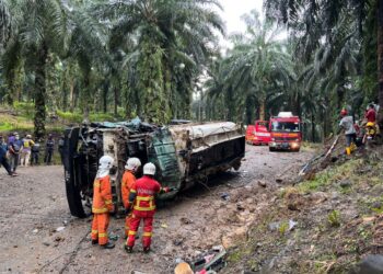 LORI tangki bawa muatan diesel terbabas di Ladang Bagahak, Lahad Datu semalam. - IHSAN BOMBA