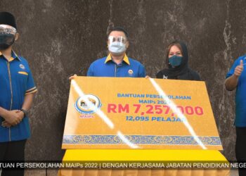 TUANKU SYED FAIZUDDIN PUTRA JAMALULLAIL (tiga dari kanan) berkenan berangkat merasmikan majlis penyampaian bantuan persekolahan MAIPs 2022 di 
Dewan Serbaguna, Sektor Sumber Teknologi Pendidikan (SSTP) Jabatan Pendidikan negeri, Padang Behor, Kangar, Perlis hari ini.- UTUSAN