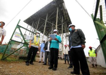 TUAN Ibrahim Tuan Man (tengah) melakukan lawatan kerja ke tapak Program NRW Nasional (Pendekatan 1) Kelantan di Pasir Tumboh, Kota Bharu, Kelantan. - UTUSAN/ZULHANIFA SIDEK