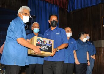 HAMZAH Zainudin menyampaikan sumbangan kotak prihatin kepada Pertubuhan Pemandu Teksi Johor Bahru di MPC, Bandar Baru Uda, Johor Bahru. - UTUSAN/RAJA JAAFAR ALI