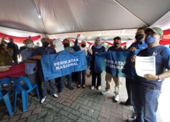 RINA Harun (empat dari kanan) bersama Alwiyah Talib (lima dari kanan) bersama sebahagian 30 ahli UMNO yang menyerahkan borang keahlian Bersatu pada Majlis Ramah Mesra Bersama Jentera di Kampung Air Tawar, Endau, Mersing di Johor.