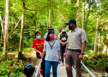 TEO Nie Ching (dua dari kiri) meninjau kerja-kerja baik pulih infrastruktur awam di Taman Eko Rimba, Gunung Pulai di Kulai, Johor.