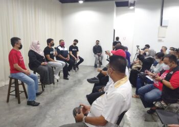 SYED Saddiq Syed Abdul Rahman (duduk, tengah) berucap semasa menghadiri program Listening Tour anjuran Muda di Taman Eco Cascadia, Johor Bahru.