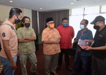 MUJAHID Yusof (tengah) beramah mesra dengan wartawan pada Majlis Pemimpin PH Bersama Media di Ipoh hari ini. - UTUSAN/ZULFACHRI ZULKIFLI