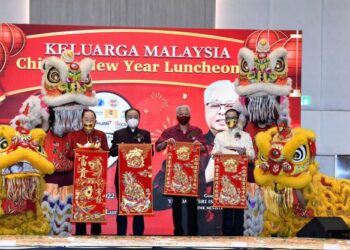 ISMAIL Sabri Yaakob (dua dari kanan) hadir pada majlis Makan Tengah Hari Lou Sang Tahun Baharu Cina Keluarga Malaysia, semalam.