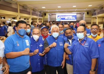 BUNG Moktar Radin (tiga kiri) bersama pemimpin BN Johor yang hadir dalam Majlis Ramah Mesra BN Sabah bersama BN Tebrau dan Pasir Gudang di Tebrau semalam.