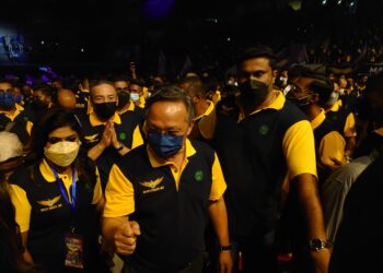 HISHAMMUDDIN Hussein dan Hasni Mohammad disambut penyokong MIC dalam program Majlis Pelancaran Briged MIC Johor di Stadium Tertutup EduCity, Iskandar Puteri, hari ini.