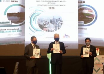 ISMAIL Sabri Yaakob bersama Mustapa Mohamed (kiri) dan Mohd. Uzir Mahidin melancarkan Laporan Penunjuk Utama Banci Penduduk dan Perumahan Malaysia 2020 di Universiti Pengurusan dan Sains (MSU) di Shah Alam, Selangor, hari ini. - ZULFADHLI ZAKI