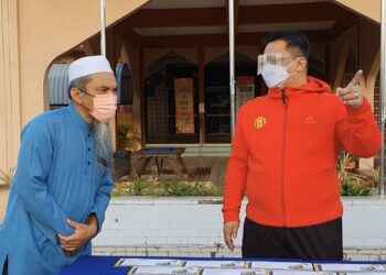 TUANKU SYED FAIZUDDIN PUTRA JAMALULLAIL (kanan) berkenan berangkat menyerahkan sumbangan Majlis Agama Islam dan Adat Istiadat Melayu Perlis (MAIPs) berjumlah RM21,000 kepada 30 orang asnaf terpilih dalam kalangan anak kariah Masjid Jamek Beseri, Kangar, Perlis hari ini.- UTUSAN