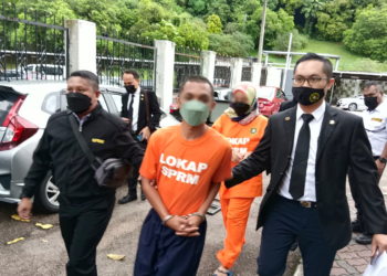SEPASANG suami isteri yang dibawa ke mahkamah bagi mendapatkan perintah reman berhubung salah guna kuasa dan tuntutan palsu di Johor Bahru. - UTUSAN/BAZLAN IBRAHIM