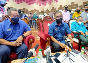 TAKIYUDDIN Hassan (dua kiri) ketika sidang akhbar selepas Majlis Pelancaran Klinik Penyelesaian Tunggakan Kes Pusaka Peringkat Negeri Kedah di Sik hari ini. - UTUSAN/ZAID MOHD. NOOR