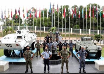 YAZID Arshad (hadapan, dua dari kiri) bergambar selepas menyempurnakan Majlis Penutup Force Integration Training (FIT), Tim Pemantau Antarabangsa Mindanao ke-17 (TPA M-17) di Auditorium Ban Ki-Moon, Pusat Pengaman Malaysia di Port Dickson, hari ini.