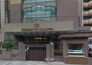KEDUTAAN Besar Malaysia di Manila sedang membantu 13 warga Malaysia yang terkandas di lapangan terbang disebabkan isu sijil vaksinasi digital. – Foto Wisma Putra