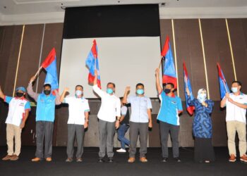 ANWAR Ibrahim (empat dari kiri) bersama pimpinan PKR dan calon-calon PRN Johor sempena majlis pengumuman calon bagi zon selatan di Hotel Thistle, Johor Bahru. - UTUSAN/ RAJA JAAFAR ALI