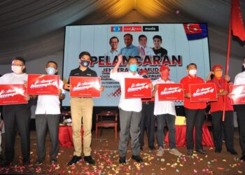 SYED Saddiq Syed Abdul Rahman (empat kiri) bersama Anwar Ibrahim dan kepimpinan PH sempena majlis pelancaran Jentera PH dan Muda di Pulai Spring Resort. - UTUSAN/RAJA JAAFAR ALI