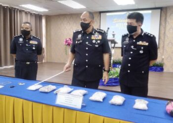 MIOR Faridalatrash Wahid (tengah) menunjukkan dadah yang dirampas daripada dua lelaki yang ditahan Khamis lalu dalam sidang akhbar di IPD Taiping hari ini. - UTUSAN/WAT KAMAL ABAS