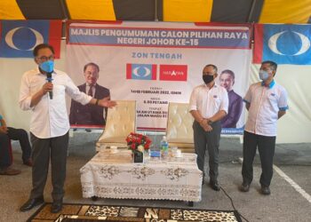 ANWAR Ibrahim (kiri) ketika mengumumkan nama Maszlee Malik (tengah) sebagai calon PKR di kerusi DUN Layang-Layang ketika berucap di Rengit, Batu Pahat.