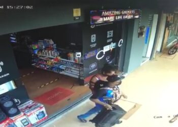 TANGKAP layar daripada potongan video daripada rakaman CCTV menunjukkan suspek melarikan alat pembesar suara dari sebuah premis di Puncak Alam, Kuala Selangor, Selangor 9 Februari lalu.