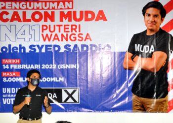 Presiden MUDA Syed Sadiq Syed Abdul Rahman berucap pada Majlis Mengumumkan Calon MUDA bagi DUN Puteri Wangsa di Johor Bahru disini. UTUSAN/RAJA JAAFAR ALI