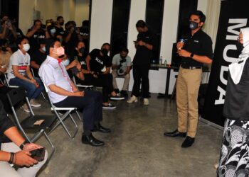 SYED Sadiq Syed Abdul Rahman memperkenalkan calon baharu MUDA Amira Aisya Abd Aziz (kanan) pada Majlis Mengumumkan Calon MUDA bagi DUN Puteri Wangsa di Johor Bahru disini. -UTUSAN/RAJA JAAFAR ALI