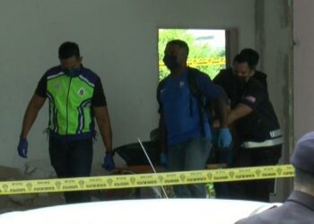 ANGGOTA polis mengusung mayat seorang lelaki yang ditemukan mati dipercayai ditetak sebelum dibakar di Simpang Kuala, Alor Setar hari ini.