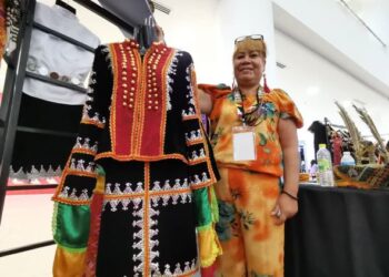 Sarah menunjukkan pakaian tradisi Dusun Tindal, Kota Belud yang dipamerkan sempena Promosi Kraft Malaysia 2021 di Pusat Beli Belah, Suria Sabah di Kota Kinabalu.