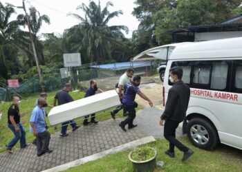 JENAZAH seorang daripada mangsa lemas di air terjun Batu Berangkai dibawa keluar dari Unit Forensik Hospital Kampar hari ini. - UTUSAN/ZULFACHRI ZULKIFLI