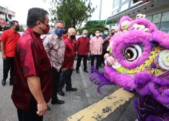 HASNI Mohammad (dua kiri) ketika menghadiri Majlis Sambutan Tahun Baharu Cina anjuran Persatuan Tiong Hua di Johor Bahru, Johor.