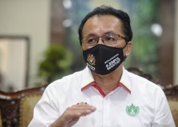 MOHD. Salim Mohd. Sharif dalam sidang akhbar selepas menyampaikan sumbangan barangan kembali ke sekolah menerusi program Happy To School di Kampung Rawa, Lenggeng, Seremban hari ini. - UTUSAN/MOHD. SHAHJEHAN MAAMIN