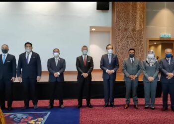 MAXIMUS Ongkili (tiga kiri) bersama Tengku Zafrul Abdul Aziz (empat kiri) dan Masidi Manjun (empat kanan) selepas perbincangan di Menara Kinabalu pada Isnin.