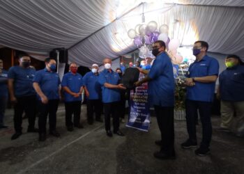 MUHYIDDIN Yassin (empat dari kiri) melancarkan jentera PN DUN Tenggaroh dan Endau sempena program Pentas PN di perkarangan Learning Centre Sentuhan Kasih Felda Tenggaroh 3, Mersing, Johor. - UTUSAN/MASTURAH SURADI