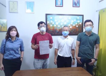 LEE Chuen Sing (dua kiri) menunjukkan laporan polis yang dibuat bagi menafikan dakwaan mencabul anak muridnya dalam sidang akhbar di Stulang Laut, Johor Bahru, semalam.