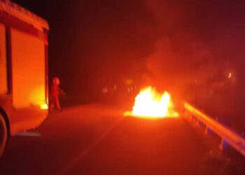 ANGGOTA bomba memadam sebuah kenderaan terbakar dalam kejadian di Kampung Syed Omar, Kangar, Perlis malam tadi.