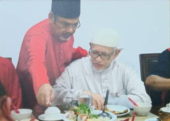 ANTARA potret yang terdapat di pejabat Tajuddin Abdul Rahman yang memperlihatkan kemesraan dan keakrabannya dengan Abdul Hadi Awang.