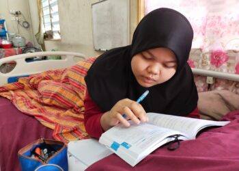 HUSNA Shafieqa Husni Hanafi yang menderita penyakit saraf tetap belajar secara meniarap sebagai persediaan menduduki SPM di rumahnya di Kampung Kedondong, Pasir Mas, Kelantan. - UTUSAN/YATIMIN ABDULLAH
